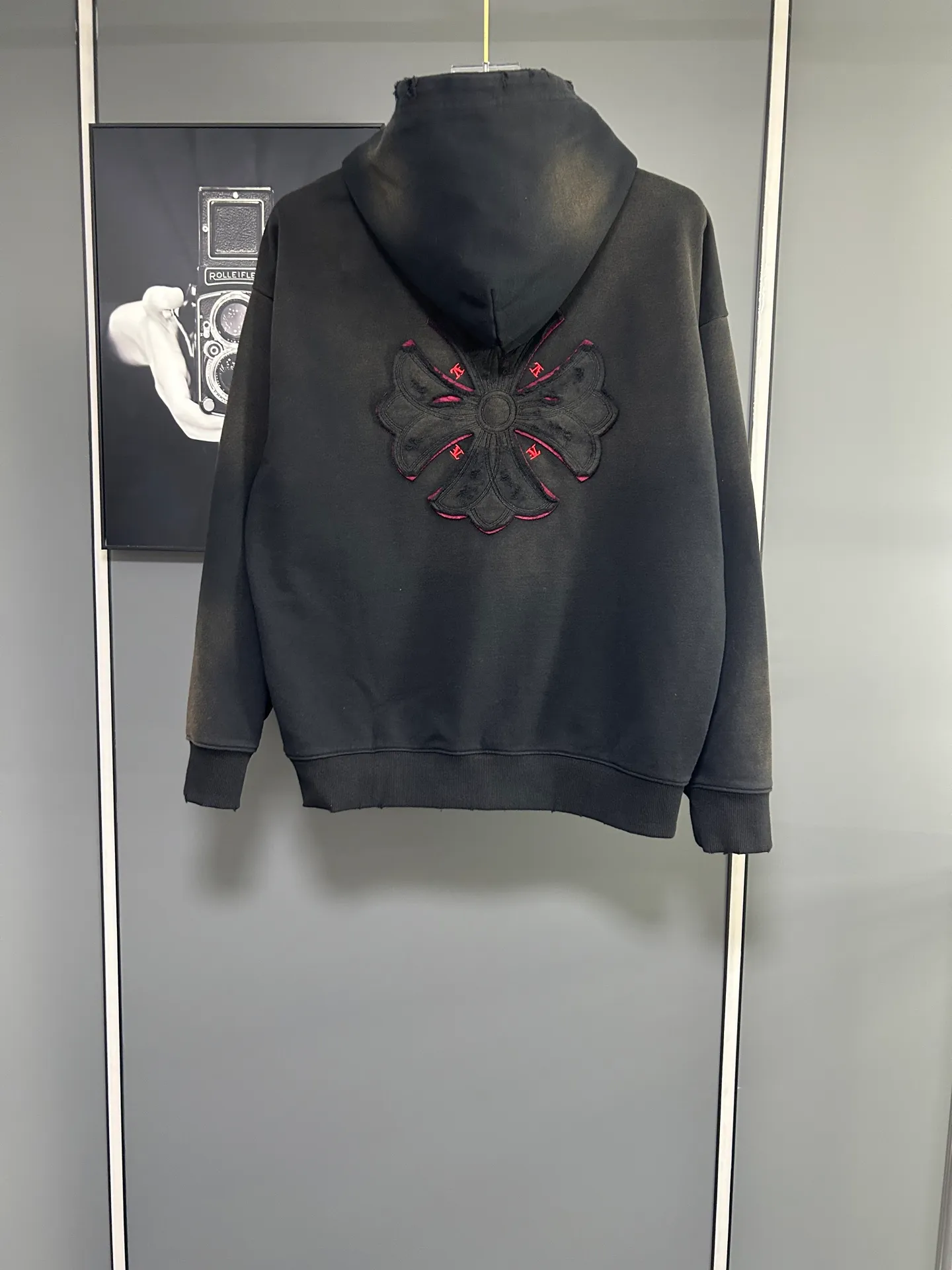 P310 𝗖𝗵𝗿𝗼𝗺𝗲 𝗛𝗲𝗮𝗿𝘁𝘀/Cro Heart 2025 Cross Patch Embroidery Summer New Original Single Counter American Acid Washed Distressed Laser Burnt Patch Embroidery Couple Casual Hooded Sweatshirt 👑The highest version! Customized fabric 440g tripe terry fabric! American acid-washed and distressed original fabric laser burnt ✟appliqué embroidery and exquisite embroidery of letters! The best-selling model at the counter. It is very comfortable to wear. It is low-key yet luxurious. It is very classy when worn. The large size and tailoring are needless to say. The upper body is exquisite and vivid. 👍High-end first-class materials. A truly palace-level product. The cotton from Turkey is of outstanding quality. After heavy washing, the clothes are very soft! Not picky, the upper body is absolutely stylish and extremely luxurious. Auxiliary materials: The original model has been authenticated and labeled ➕100% silk washed with water label. Genuine purchase-grade original hangtag➕matching hanging rope➕3D hanging beads➕original packaging bag. Craftsmanship: The original version has consistent wiring! The highest version of the armhole matching technique! Countless times of pattern making to 100% restore the original appearance! The correct version is the same for men and women, super eye-catching, super good-looking, and super atmospheric! Color: black, white and gray Size, XS S M L